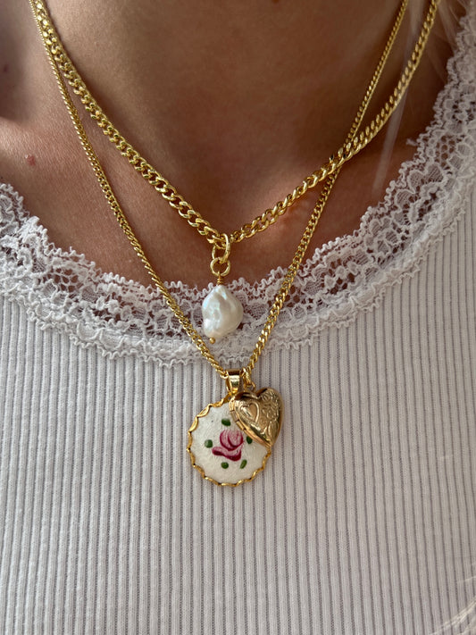La Vie En Rose Pendant Necklace