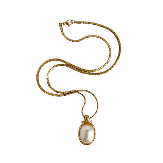 Pearly Pendant Necklace