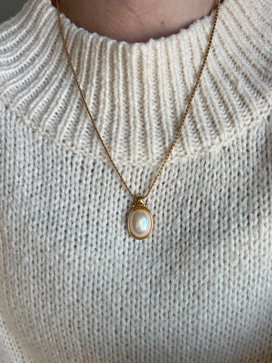 Pearly Pendant Necklace