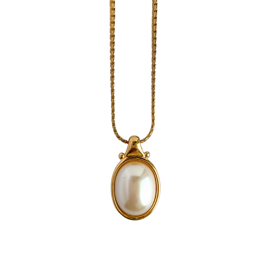Pearly Pendant Necklace